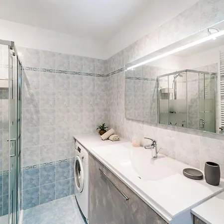 Bright With Terrace Apartment *